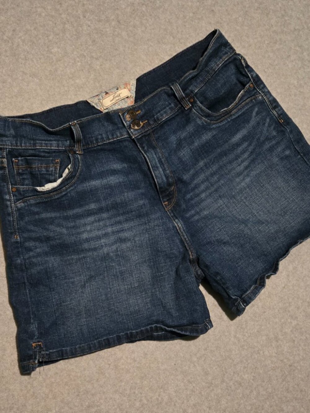 Levi’s Women’s Size 16 Jean Shorts Dark Wash